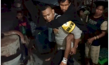 Bhabinkamtibmas-dan-Personel-Polairud-Polda-NTT-Evakuasi-Dua-Korban-Luka-Berat-Gempa-di-Palue-ke-RS-TC-Hillers-Maumere