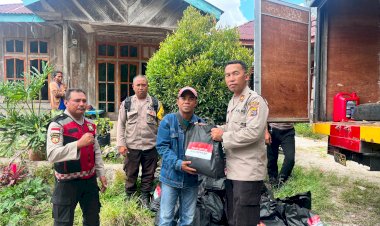 Polres-Manggarai-Terus-Distribusikan-Bantuan-Polri,-120-Bingkisan-Sembako-Diserahkan-kepada-Warga-Korban-Gempa-Di-compang-dari-Rahong-Utara.