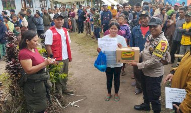 Bhabinkamtibmas-Pantau-Kamp-Pengungsi-di-Ranaka,-Pastikan-Bantuan-Korban-Bencana-Tersalurkan