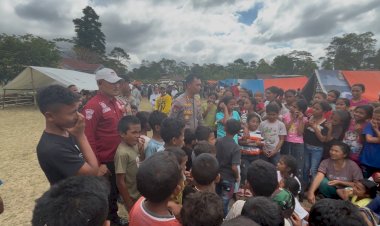 Di-Tengah-Pemulihan-Pascagempa,-Kasatgas-Humas-Ops-Aman-Nusa-II-Hibur-Anak-anak-SD-Inpres-Robo
