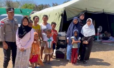 Masyarakat-Sampaikan-Terima-Kasih-atas-Bantuan-Wontech-Portable-Polri-di-Posko-Barang-Kolong