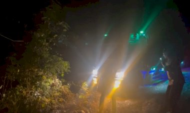 Bergerak-Tanpa-Kenal-Lelah,-Sat-Samapta-Polres-Manggarai-Salurkan-Bantuan-Melalui-Medan-Terjal-hingga-Larut-Malam-ke-Reo-Barat