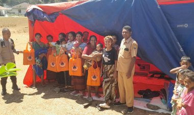 Pastikan-Bantuan-Tepat-Sasaran,-Bhabinkamtibmas-Kawal-Pendistribusian-Bantuan-BNPB-bagi-Korban-Gempa-di-Rahong-Utara