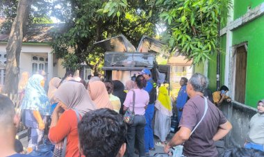Jamin-Pasokan-Air-Bersih-bagi-Pengungsi,-Kasat-Polairud-Kawal-Pembagian-Air-Minum-untuk-Warga-Terdampak-Bencana