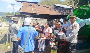 Bantuan-Terus-Mengalir,-Polres-Manggarai-Salurkan-Bantuan-Pasca-Gempa-kepada-40-KK-di-Reok