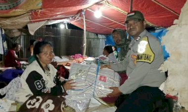 Bhabinkamtibmas-Desa-Nao-Salurkan-Bantuan-Polda-Jateng-kepada-Warga-Terdampak-Gempa
