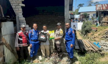 Bhabinkamtibmas-Reok-Barat-Salurkan-Bantuan-Sembako-dari-Kapolri-kepada-Korban-Gempa