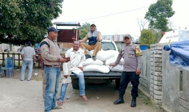 Bhabinkamtibmas-Dampingi-Penyaluran-Bantuan-Beras-bagi-Warga-Terdampak-Bencana-di-Desa-Nao