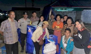 Bhabinkamtibmas-Waso-Kawal-Penyaluran-Sembako-bagi-Warga-Terdampak-Gempa-Bumi