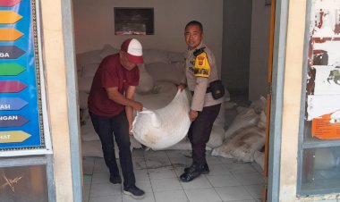 Bhabinkamtibmas-Buar-Kawal-Pendropingan-Bansos-bagi-Korban-Gempa-di-Rahong-Utara