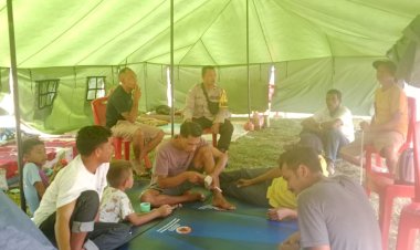 Bhabinkamtibmas-Wae-Ri’i-Kawal-Penyaluran-Bantuan-Bencana-untuk-Warga-Desa-Wae-Mulu