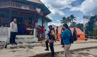 Bhabinkamtibmas-Lelak-Kawal-Pelayanan-Kesehatan-bagi-Pengungsi-di-Desa-Urang