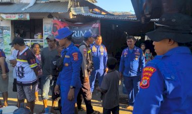 Polairud-Polres-Manggarai-Salurkan-Air-Minum-Bersih-untuk-Warga-Terdampak-Bencana