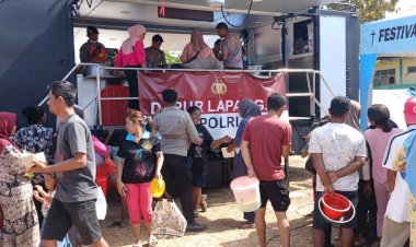 Kapolsek-Reo-Pantau-Langsung-Aktivitas-Personel-Polri-dan-Kondisi-Pengungsi-Pascagempa-di-Barang-Kolo