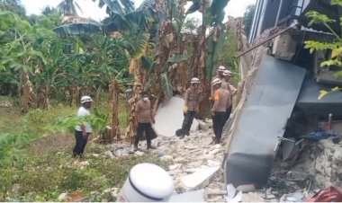 PASCA-GEMPA,-PERSONEL-POLSEK-REO-BERSAMA-BRIMOB-BANTU-WARGA-EVAKUASI-MATERIAL-BANGUNAN-ROBOH