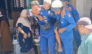SATPOLAIRUD-POLRES-MANGGARAI-GERAK-CEPAT-BANTU-DUA-WARGA-TERTIMPA-PUING-BANGUNAN-AKIBAT-GEMPA-SUSULAN-DI-REO