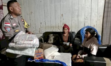 Wujud-Kepedulian-Polri,-Bhabinkamtibmas-Desa-Nao-Salurkan-Bantuan-Polda-Jateng-kepada-Warga-Terdampak-Gempa