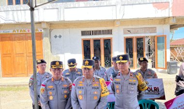 Kapolda-NTT-dan-Ketua-Bhayangkari-Serahkan-Bantuan-Kapolri-dan-Ketua-Umum-Bhayangkari-untuk-Personel-Terdampak-Gempa