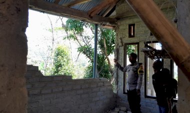 Bhabinkamtibmas-Desa-Buar-Cek-Kondisi-Rumah-Warga-Terdampak-Gempa-Bumi-di-Rahong-Utara