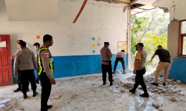 Polres-Manggarai-Turun-Langsung-Bersihkan-Puing-SDN-Sama-Jaya,-Kepala-Sekolah,-Guru-dan-Masyarakat-Sampaikan-Apresiasi