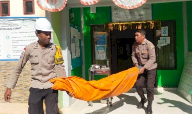 Kasat-Binmas-Polres-Manggarai-Bersama-Personel-Laksanakan-Pembersihan-dan-Evakuasi-Barang-di-Puskesmas-Lao
