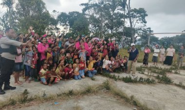 Peduli-Korban-Gempa,-Bhayangkari-Polres-Manggarai-Salurkan-Bantuan-Sembako-dan-Berikan-Trauma-Healing-bagi-Anak-Anak-di-Desa-Nenu