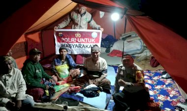 Bhabinkamtibmas-Polres-Manggarai-Salurkan-Bantuan-Polri-kepada-Warga-Terdampak-Gempa-di-Pelosok-Satar-Mese-Utara