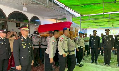 Polres-Manggarai-Gelar-Upacara-Pemakaman-Dinas-Kepolisian,-Kenang-Pengabdian-Almarhum-Purnawirawan-Pelda-Albertus-Djehadu-Magung