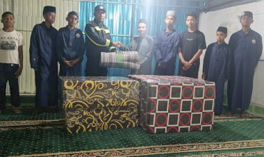 Polri-Hadir-di-Tengah-Warga-Terdampak-Gempa,-Bhabinkamtibmas-Salurkan-Bantuan-Kasur-Lipat-dan-Tikar-di-Ruteng