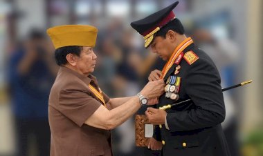 Terima-Bintang-Kehormatan-LVRI,-Kapolda-NTT:-Ini-Amanah-untuk-Terus-Memupuk-Nasionalisme-dan-Persaudaraan*