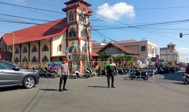 Polres-Manggarai-Laksanakan-Pengamanan-Ibadah-Hari-Minggu-di-Sejumlah-Gereja,-Wujud-Kehadiran-Polri-Berikan-Rasa-Aman-kepada-Umat