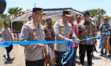 Disambut-Tangis-Haru-Masyarakat-Desa-Benu-Takari,-Kapolda-NTT-Resmikan-Sumur-Bor-di-Desa-Benu