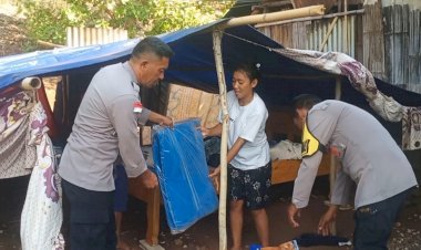 Bhabinkamtibmas-Polsek-Reo-Sambangi-Korban-Gempa,-Salurkan-Bantuan-dan-Pastikan-Kondisi-Warga