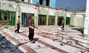 Polsek-Reo-Bersama-Pengurus-Masjid-Bersihkan-Sisa-Material-Gempa-di-Masjid-Nurul-Huda