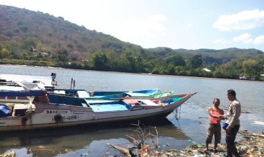 Satpolairud-Polres-Manggarai-Sambangi-Nelayan-di-Pesisir-Sungai-Wae-Pesi,-Imbau-Waspada-Gempa-dan-Gelombang-Tinggi
