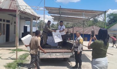 Jelang-Pemungutan-Suara,-Anggota-Polres-Manggarai-Kawal-Distribusi-Kotak-Suara-Pilkades-ke-Setiap-Desa