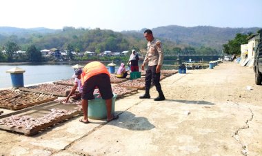 Satpolairud-Polres-Manggarai-Gelar-Patroli-KRYD-di-Pesisir-Wae-Pesi,-Imbau-Nelayan-Waspadai-Gempa-Susulan-dan-Potensi-Tsunami