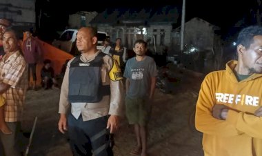Perkuat-Sinergi-dan-Kepedulian-Sosial,-Bhabinkamtibmas-Cibal-Kawal-Kegiatan-Relawan-Bersama-Warga-Pengungsian
