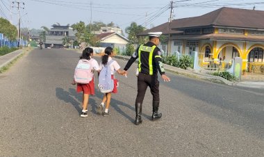 WUJUDKAN-KAMSELTIBCAR-LANTAS,-SATLANTAS-POLRES-MANGGARAI-GELAR-PENGATURAN-LALU-LINTAS-DI-ZEBRA-CROSS,-PERSIMPANGAN-JALAN,-DAN-KAWASAN-SEKOLAH