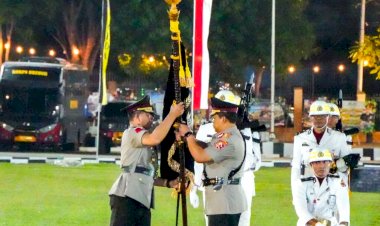 Penyerahan-Pataka-Catya-Turangga-Wira-Sakti-Tandai-Pergantian-Kepemimpinan-Polda-NTT-dari-Komjen-Pol.-Dr.-Rudi-Darmoko,-S.I.K.,-M.Si.-kepada-Irjen-Pol.-Reza-Arief-Dewanto,-S.I.K.*
