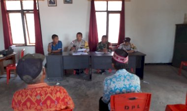 Bhabinkamtibmas-dan-Babinsa-Mediasi-Kasus-Pengrusakan-Pipa-Irigasi-di-Desa-Ponglengor,-Berakhir-Damai
