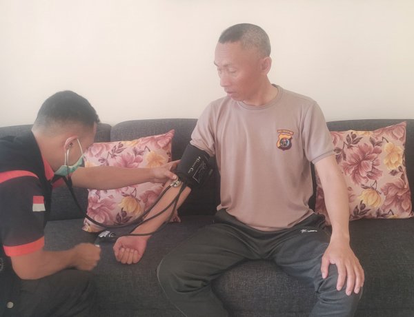 Kasidokkes Polres Manggarai Laksanakan Home Visit kepada PNPP yang Sedang Sakit