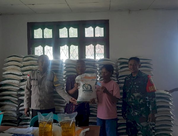 Aipda Semris Bell Laksanakan Patroli dan Pendampingan Pembagian Bantuan Beras dan Minyak Goreng di Desa Paralando