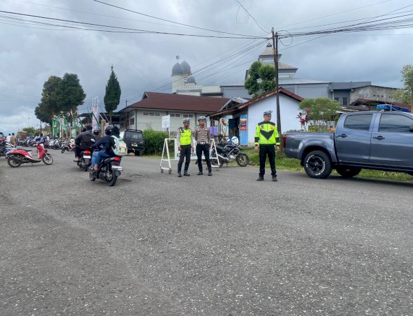 Sat Lantas Polres Manggarai Maksimalkan Pelayanan Publik, Laksanakan Pengamanan dan Pengaturan Lalu Lintas Sholat Jumat di Masjid Baiturahman Kumba