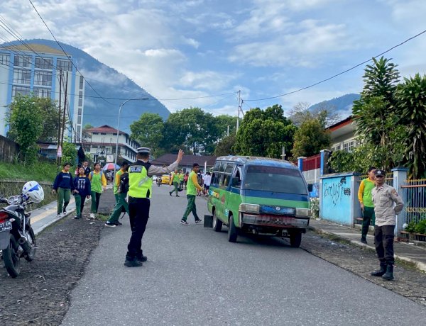 Anggota-Polres-Manggarai-Laksanakan-Strong-Point-Pagi-untuk-Dukung-Aktivitas-Masyarakat