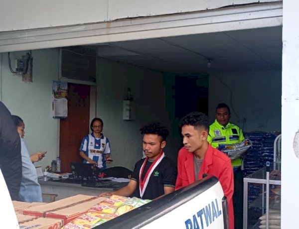 Sat Lantas Polres Manggarai Bersama GMNI Cabang Ruteng Salurkan Bantuan Logistik Korban Bencana Alam