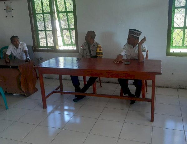 Bhabinkamtibmas Desa Paralando Laksanakan Patroli Dialogis Jaga Situasi Kamtibmas Tetap Kondusif