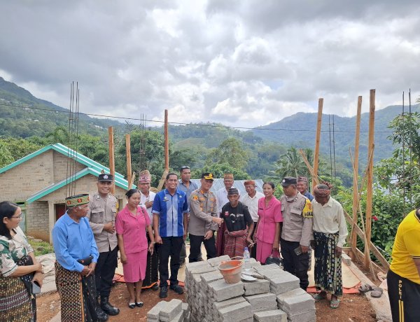 Kapolres Manggarai Salurkan Bantuan Kapolda NTT kepada Dua Warga Kurang Mampu di manggarai.
