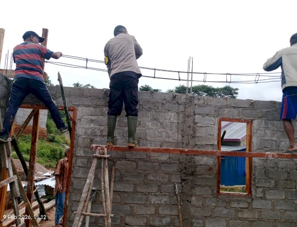 Kepedulian Kapolda NTT Terus Dipantau, Bhabinkamtibmas Hadir Mengawal Pembangunan Rumah Bapak Raimundus Radas