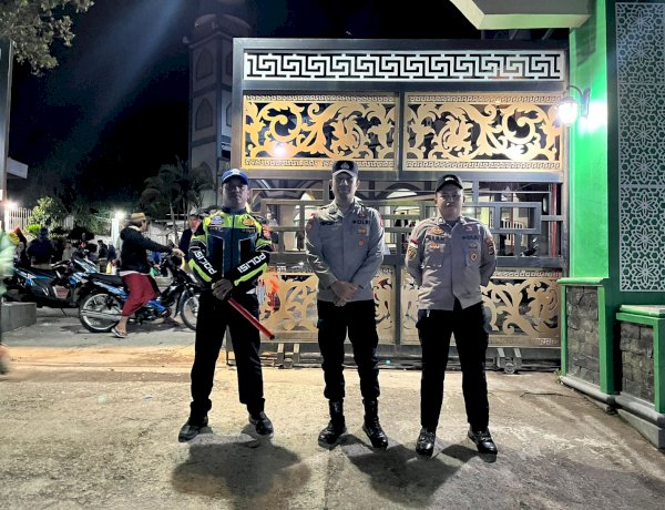 Personel Polres Manggarai Amankan Sholat Tarawih di Masjid Agung Baiturahman Kumba